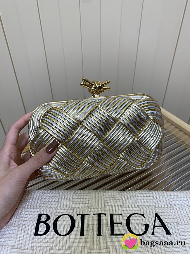 Bagsaaa Bottega Veneta Knot clutch bag with a metallic knot clasp closure - 19cm - 1