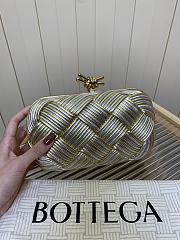 Bagsaaa Bottega Veneta Knot clutch bag with a metallic knot clasp closure - 19cm - 1