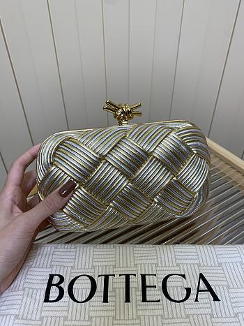 Bagsaaa Bottega Veneta Knot clutch bag with a metallic knot clasp closure - 19cm