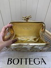 Bagsaaa Bottega Veneta Knot clutch bag with a metallic knot clasp closure - 19cm - 3