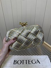Bagsaaa Bottega Veneta Knot clutch bag with a metallic knot clasp closure - 19cm - 2