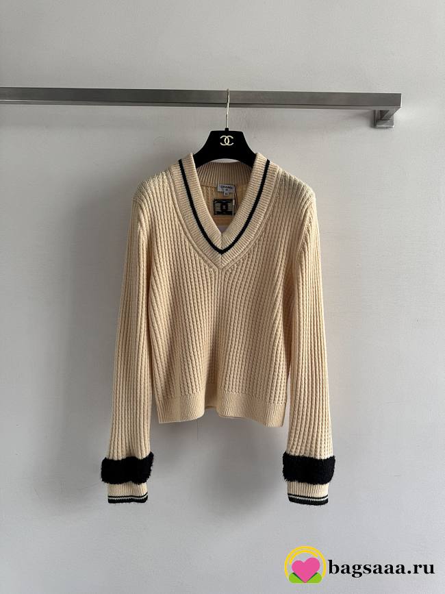 Bagsaaa Chanel ribbed knit v-neck sweater beige - 1