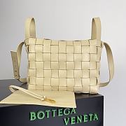 Bagsaaa Bottega Veneta Bowling Cassette bag in light beige - 28cm - 4