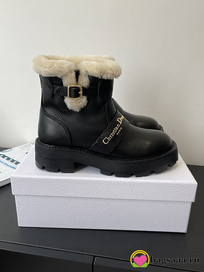 Bagsaaa DiorAlps D-Quest Ankle Boot Black Grained Calfskin and White Lambskin Shearling - 1