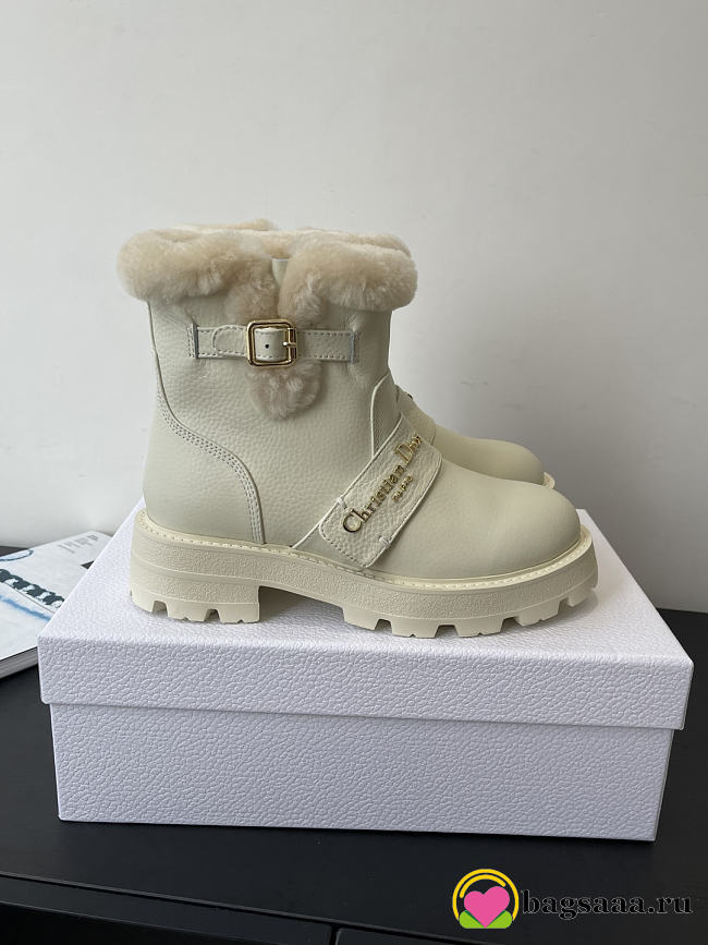 Bagsaaa DiorAlps D-Quest Ankle Boot White Grained Calfskin and Shearling - 1