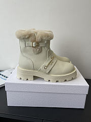 Bagsaaa DiorAlps D-Quest Ankle Boot White Grained Calfskin and Shearling - 1