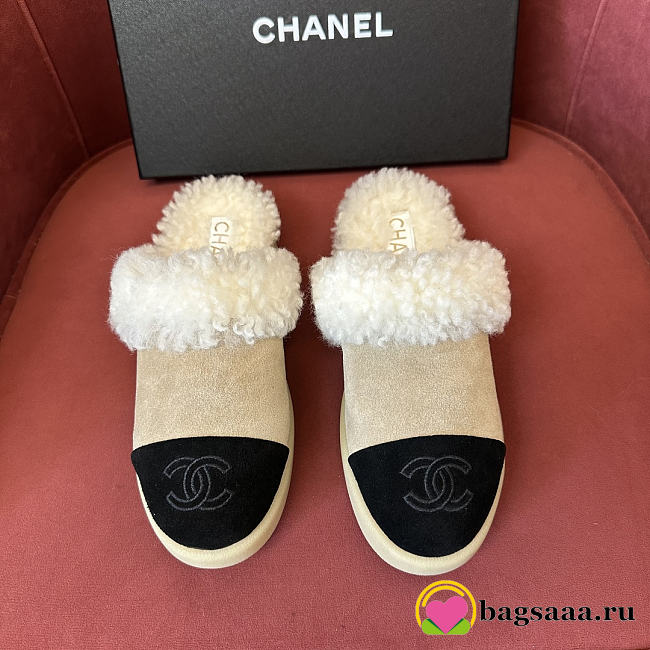 Bagsaaa Chanel shearling fur and calf hair slippers beige - 1