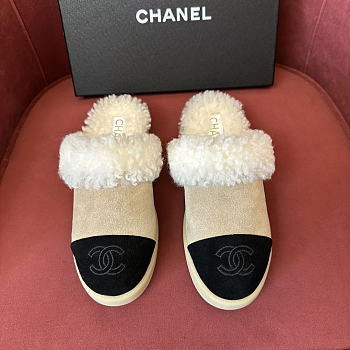 Bagsaaa Chanel shearling fur and calf hair slippers beige