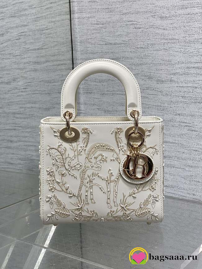 Bagsaaa Lady Dior bag with detailed embroidery and gold-tone - 20cm - 1