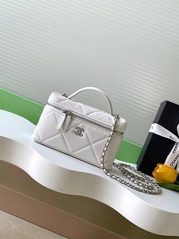 Bagsaaa Chanel Vanity with Chain AP4936 White - 19.5cm 