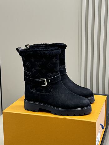 Bagsaaa Louis Vuitton Territory ankle boot in black