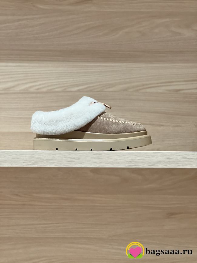 Bagsaaa Louis Vuitton Cortina Closed Mule in beige suede - 1