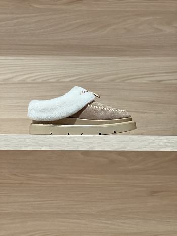 Bagsaaa Louis Vuitton Cortina Closed Mule in beige suede