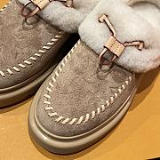 Bagsaaa Louis Vuitton Cortina Closed Mule in beige suede - 3