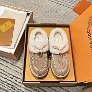 Bagsaaa Louis Vuitton Cortina Closed Mule in beige suede - 2