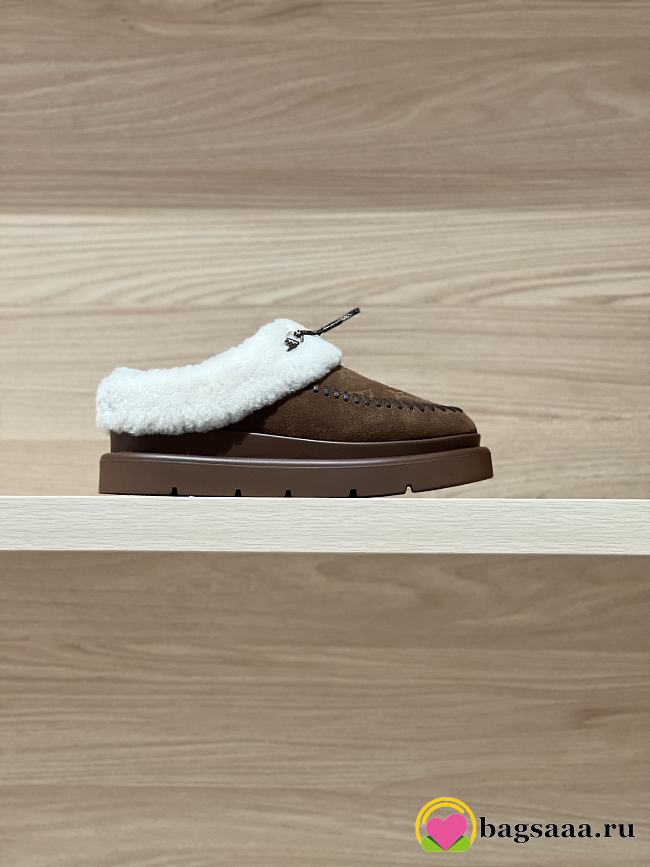 Bagsaaa Louis Vuitton Cortina Closed Mule in brown suede - 1