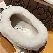 Bagsaaa Louis Vuitton Cortina Closed Mule in brown suede - 4