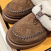 Bagsaaa Louis Vuitton Cortina Closed Mule in brown suede - 3