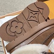 Bagsaaa Louis Vuitton Cortina Closed Mule in brown suede - 2