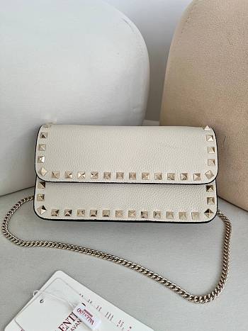 Bagsaaa Valentino Garavani Rockstud WOC in white grainy - 21cm