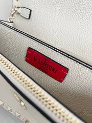 Bagsaaa Valentino Garavani Rockstud WOC in white grainy - 21cm - 3