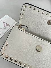 Bagsaaa Valentino Garavani Rockstud WOC in white grainy - 21cm - 2
