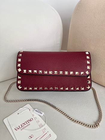 Bagsaaa Valentino Garavani Rockstud WOC in red grainy - 21cm