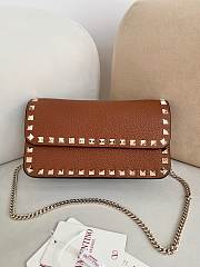 Bagsaaa Valentino Garavani Rockstud WOC in brown grainy - 21cm - 1