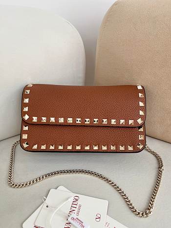 Bagsaaa Valentino Garavani Rockstud WOC in brown grainy - 21cm