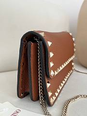 Bagsaaa Valentino Garavani Rockstud WOC in brown grainy - 21cm - 4