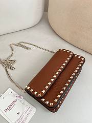 Bagsaaa Valentino Garavani Rockstud WOC in brown grainy - 21cm - 2
