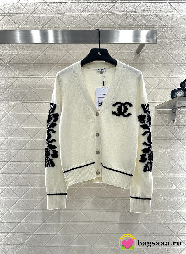 Bagsaaa Chanel cardigan in white with black floral appliqués - 1