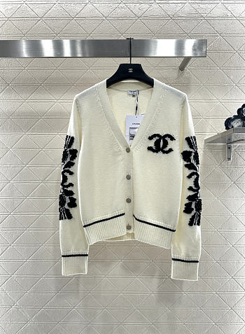 Bagsaaa Chanel cardigan in white with black floral appliqués