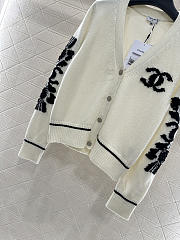 Bagsaaa Chanel cardigan in white with black floral appliqués - 2
