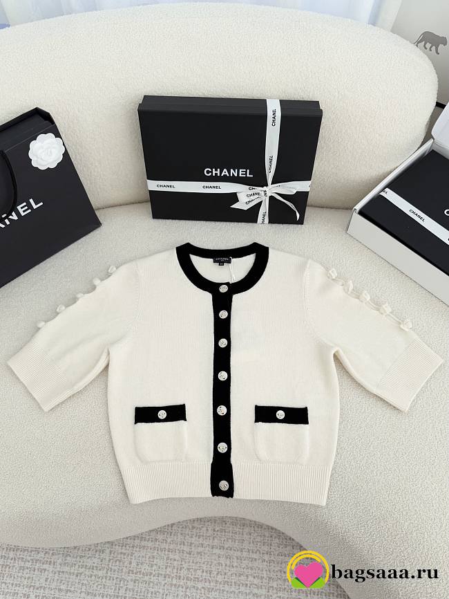 Bagsaaa Chanel cardigan in a white knit with black trim and pearl buttons - 1