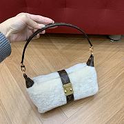 Bagsaaa LV M26245 Pochette Mia cream shearling - 22cm - 1