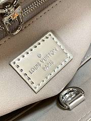 Bagsaaa Louis Vuitton OnTheGo PM tote bag in the Monogram Miroir silver edition - 25cm - 4