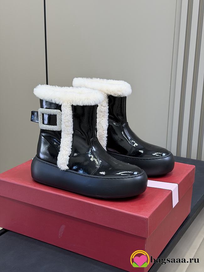Bagsaaa Roger Vivier Snow ankle boots with a crystal buckle & white shearling - 1