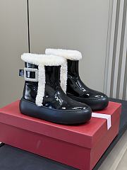Bagsaaa Roger Vivier Snow ankle boots with a crystal buckle & white shearling - 1