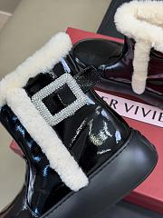 Bagsaaa Roger Vivier Snow ankle boots with a crystal buckle & white shearling - 2