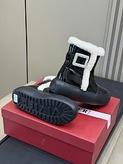 Bagsaaa Roger Vivier Snow ankle boots with a crystal buckle & white shearling - 3