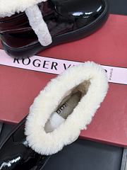 Bagsaaa Roger Vivier Snow ankle boots with a crystal buckle & white shearling - 4