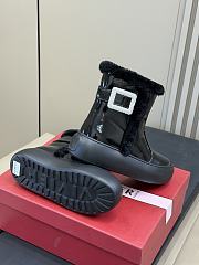 Bagsaaa Roger Vivier Snow ankle boots with a crystal buckle & black shearling - 3