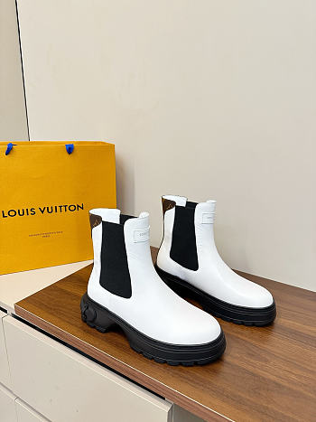 Bagsaaa Louis Vuitton Ruby Flat Ankle Boots in white