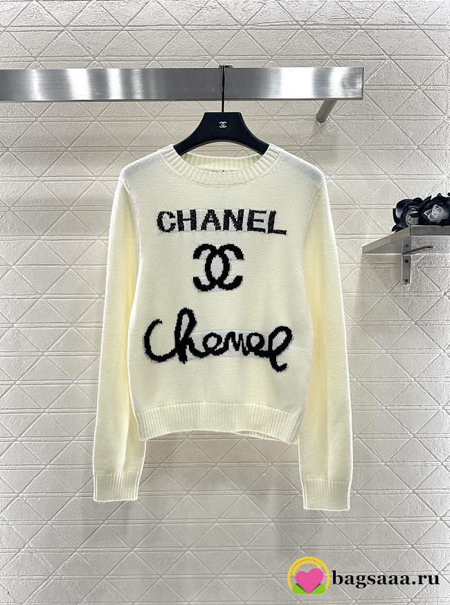 Bagsaaa Chanel knit sweater in white with a black logo  - 1