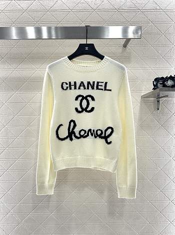 Bagsaaa Chanel knit sweater in white with a black logo 