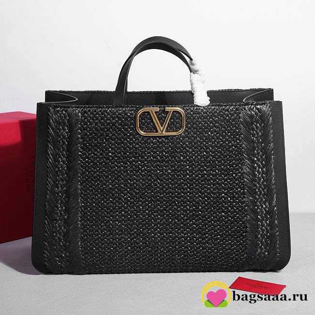 Bagsaaa Valentino Garavani shopping bag in black hand-woven raffia and leather - 48cm - 1