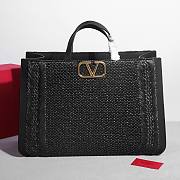 Bagsaaa Valentino Garavani shopping bag in black hand-woven raffia and leather - 48cm - 1