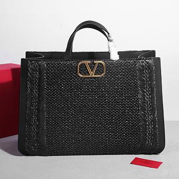Bagsaaa Valentino Garavani shopping bag in black hand-woven raffia and leather - 48cm