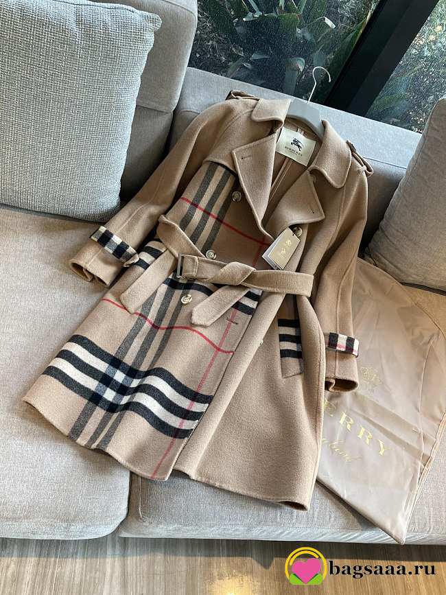 Bagsaaa Burberry trench coat in a camel color with the signature Vintage Check - 1